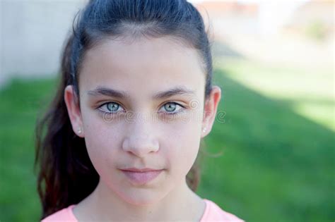 muchacha hermosa del preadolescente con los ojos azules que dice muy bien imagen de archivo