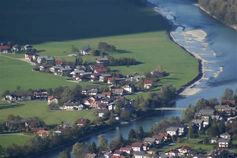Erst ist der sogenannte tauernradweg noch asphaltiert, dann beginnt ein mineralischer grund am ufer entlang. Golling aan de Salzach | Urlaub, Wanderwege, Radwege
