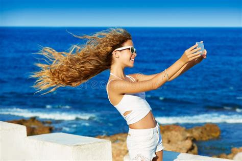 blondes jugendlich mädchenfoto selfie auf smartphone am strand stockbild bild von porträt