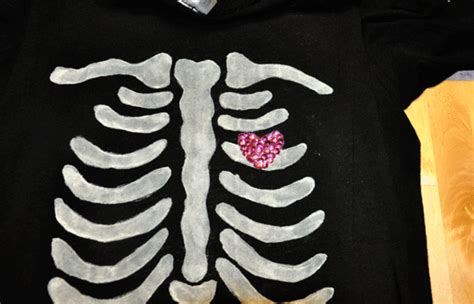 So if you've left it til the last minute and you're hunting around for something to wear in a. DIY :: Halloween Skeleton Baby Maternity Shirt - My Little Secrets