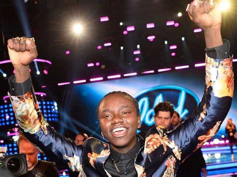 Programledare för huvudprogrammen var som vanligt pär lernström och återigen leddes juryn av kishti tomita. Melodifestivalen 2021: Idol winner Tusse Chiza reported ...