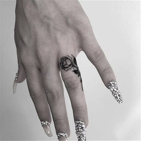26 Elegant Finger Tattoo Ideas For Females In 2024