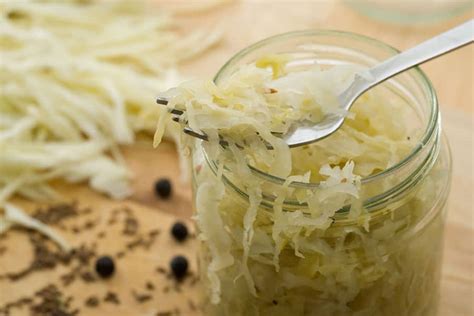 En alemán se llama sauerkraut, y los franceses lo conocen como propiedades el chucrut. Todo sobre el chucrut: consumo, elaboración y conservación
