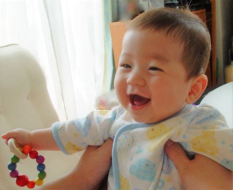 赤ちゃんが笑うようになるのは、いつくらいから？