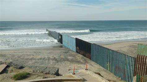 El Muro En La Playa Tijuana Faro Monumental Tijuana Bc