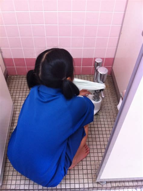 画像 素手で男子トイレ掃除をやらされる女子小中学生 NAVER まとめ