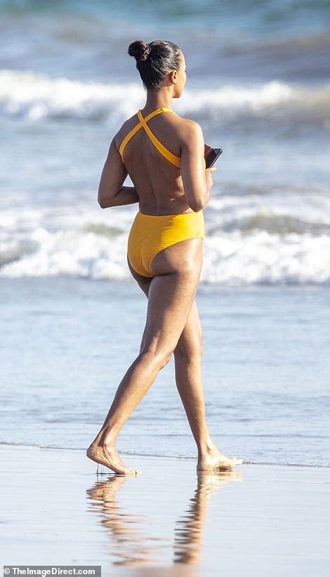 Zoe Saldana Juicy Ass In Malibu 14 Photos The Fappening