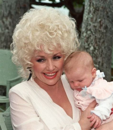 Dolly Parton Hairstyles 39 Photos For Your Inspiration Zooey