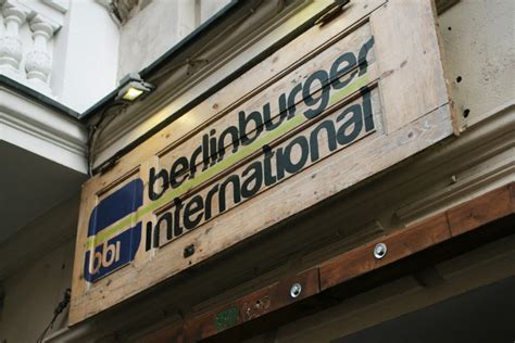 Wir haben es uns zur aufgabe gemacht, den ruf des burgers vom fettigen kleinen magenbomber zum feuchten traum deines gaumens zu machen. BBI - Berlin Burger International via @fotostrasse