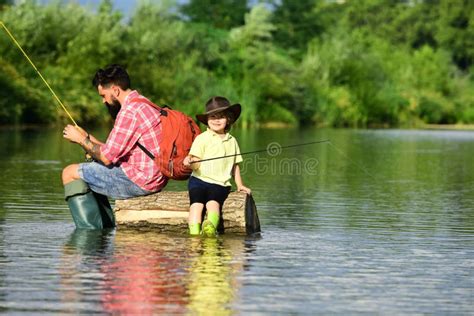Pesca De Padre E Hijo Pesca Con Mosca De Trucha Padre Feliz E Hijo