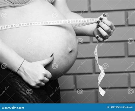 Weiblicher Bauch Der Schwangeren Airbrush Nackte Menschen Im Schwarzen