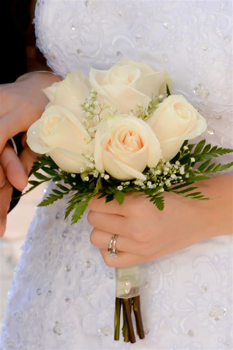 Beli hand bouquet wedding online berkualitas dengan harga murah terbaru 2021 di tokopedia! Six Rose Hand Tied Bridal Bouquets - Las Vegas Weddings