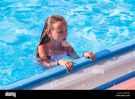 Wunderschöne Kleine Mädchen Schwimmt Im Pool Süße Kleine Mädchen Im Pool In Sonniger Tag
