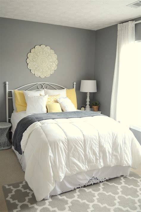 White guest room with geometric mirror. 20 Amazing Guest Bedroom Design Inspiration