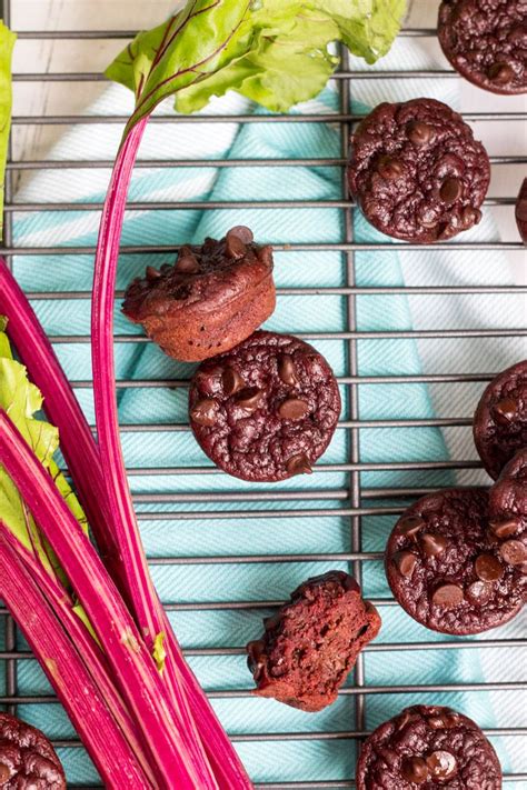 A gorgeous red color, moist and fluffy, and topped with a luscious cream cheese frosting. Flourless 'Red Velvet' Beet Mini Muffins | Recipe | Mini ...