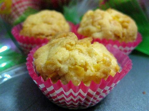 Resepi biskut untuk rujukan anda yang ingin membuat kuih raya sendiri. RESEPI NENNIE KHUZAIFAH: Biskut cornflakes