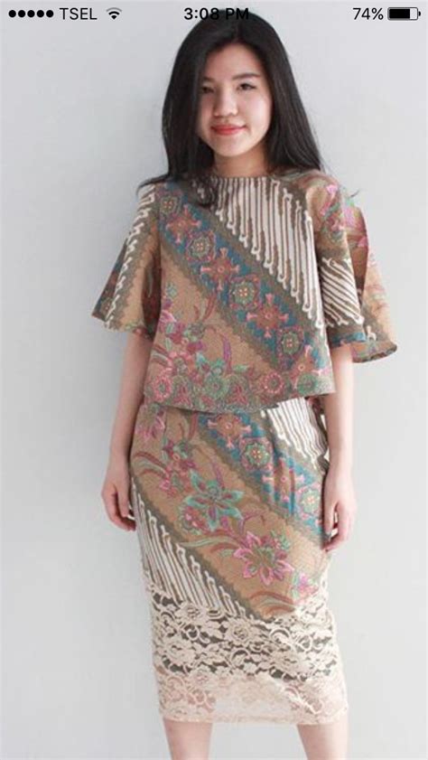 35 model baju kurung batik koleksi terbaru 2019 dengan atasan baju batik wanita yang tersedia di elevenia anda dapat tetap tampil modis dan penuh gaya karena blus maupun kemeja batik model. 27+ Model Baju Kebaya Kombinasi Batik, Konsep Terkini!