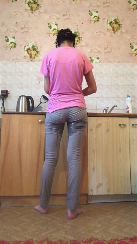 Eva Prepares Food And Unexpectedly Pee In Her Pants Omorashi Peeing Videos Omorashi