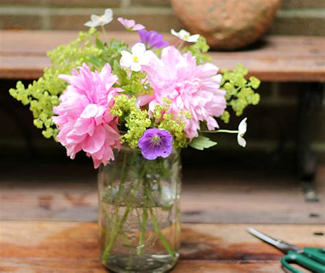 Get some gorgeous glass vases and the best large indoor floor vases australia has to offer from koch & co. Super Simple Mason Jar Flowers | Hearth and Vine