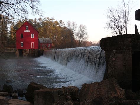 Starrs Mill In Senoia Ga This Is An Old Grist Mill Beautiful