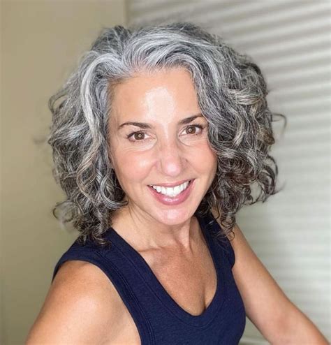 Transitioning To Gray Hair 101 New Ways To Go Gray In 2023 Hadviser Gray Hair Growing Out