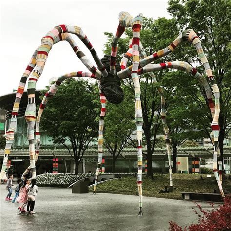 Louise Bourgeois Maman Sculpture Gets Yarn Bombed By Magda Sayeg