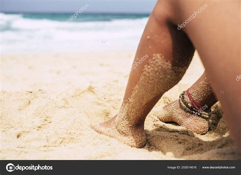 夏とビーチは裸の女の子と休暇の概念をリラックス自然主義ヌーディストをやって砂の上に座って屋外レジャー活動を楽しんで ストック写真 simonapilolla