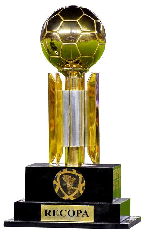 Depois da tragédia ocorrida no ano passado, o time catarinense finalmente pode dar a volta por cima imagens: CONMEBOL Recopa Sudamericana Winners Trophy | Trofeu ...