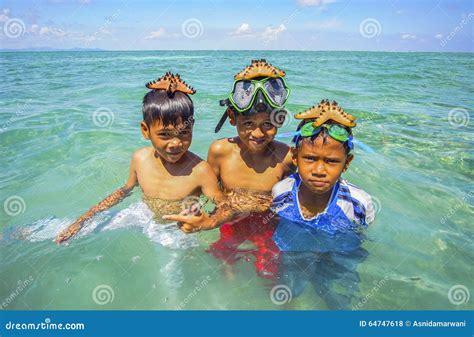 Unidentified Bajau Laut Kids On A Boat In Maiga Island Editorial Stock