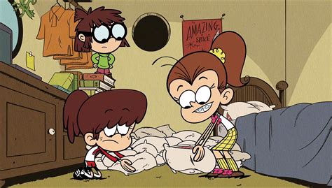 Image S1e15a Lynn And Luan With Pillowspng The Loud House