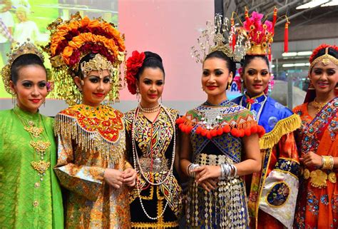 Malaysia`s most popular traditional dance is a lively dance with an upbeat tempo. Malaysia - Melting Pot Of Asia | Amazing Places