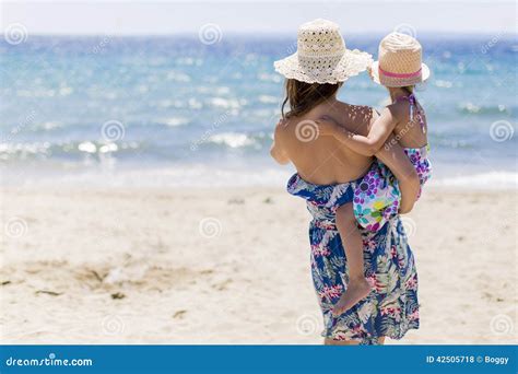 Madre E Hija En La Playa Foto De Archivo Imagen De Crianza 42505718