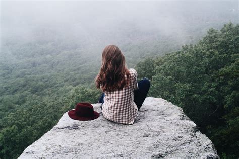 무료 이미지 나무 자연 록 보행 사람 소녀 하이킹 햇빛 언덕 모험 산맥 휴가 모자 정상 회담 산악 지형 6480x4320 129275