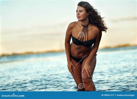Sexy Frau In Einem Schwarzen Badeanzug Der Im Wasser Aufwirft Stockbild Bild Von Abstand