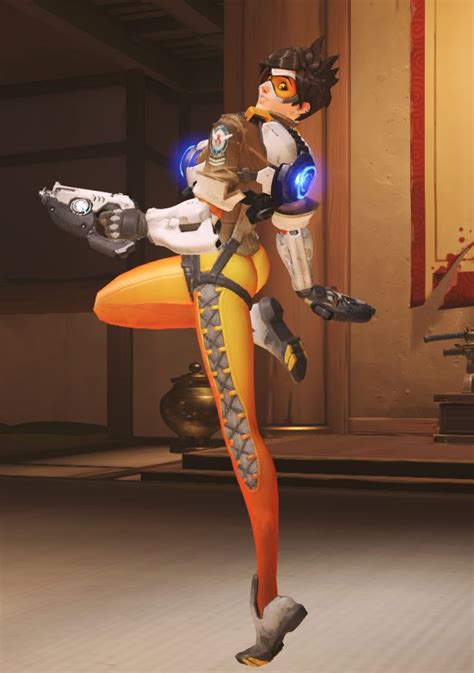 Tracer S New Over The Shoulder Pose Overwatch Know Your Meme