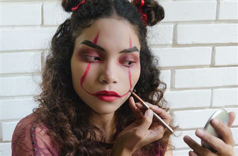 9 Easy Scary Halloween Makeup Ideas Thatll Impress All Your Friends