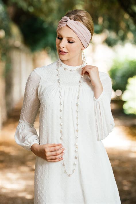 Auf unserem registrierungsformular erfragen wir die daten des nutzers. Brautkleid Standesamt im 70er Jahre Stil in wundervollem ...