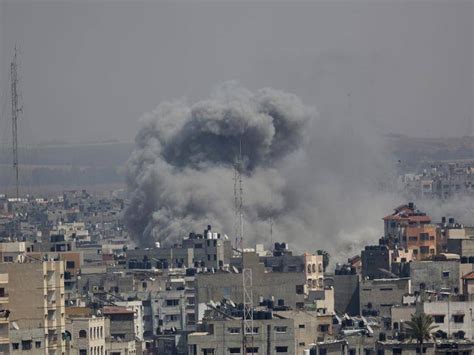 Hello protest followers and welcome to the most amount of flags that i've ever seen. Gaza violence sparks capital city rallies | The Armidale Express | Armidale, NSW