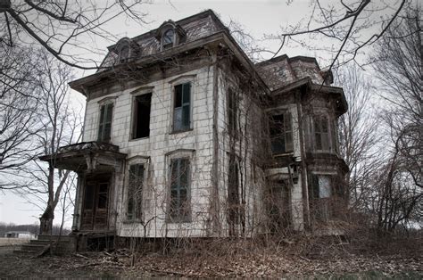 13 Real Life Haunted Houses And The Horror Stories That Go With Them