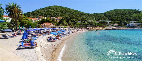 Je kan er parasols en stoelen huren, en er is ook een toilet. Beach Lapad - Dubrovnik - Dalmatia Dubrovnik - Croatia ...