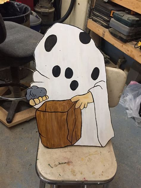 Painted Wooden Charlie Brown In Ghost Costume Maltechniken