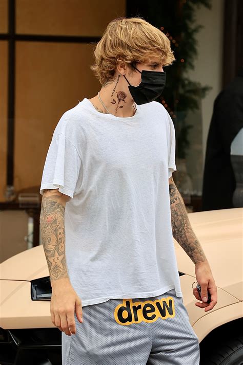 Justin Bieber Got A New Neck Tattoo His Mom Does Not Approve Teen Vogue