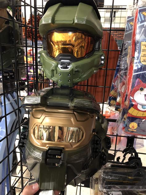 This Halloween Store Has Both Art Styles Of Master Chief Halo