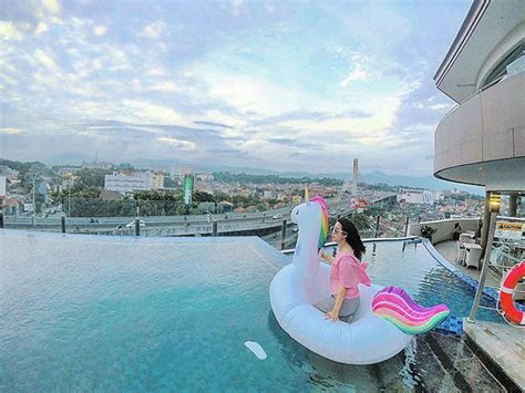 Dengan harga per kamar mulai dari 190 ribuan, kamu. 8 Hotel di Bandung dengan Kolam Renang Rooftop! - PaperKampung