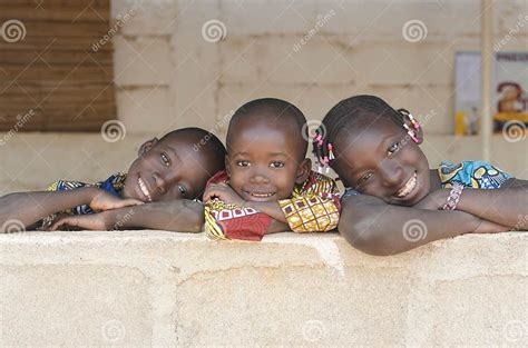 Trois Enfants Africains Adorables Posant Dehors Lespace De Copie Image
