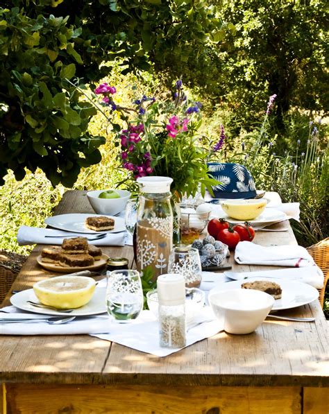 An Outdoor Brunch In The Ountryside Outdoor Brunch Holiday Tables