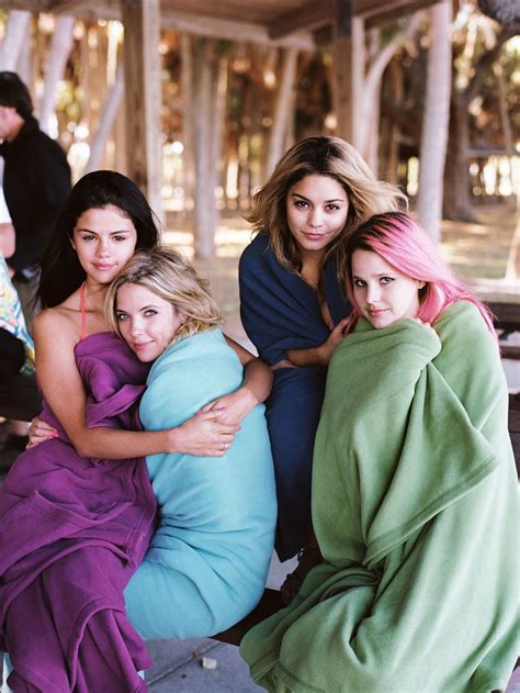 Selena Gomez Ashley Benson Vanessa Hudgens And Rachel Korine On The Set