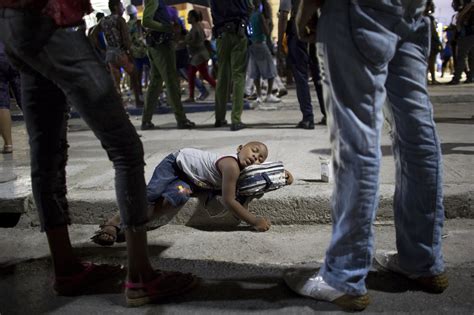 Un Niño Duerme En La Calle Mientras Sus Padres Internacional El