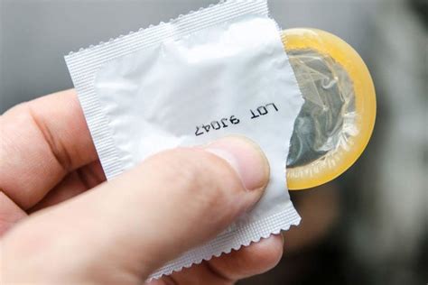 Como colocar correctamente un preservativo Menos es Más