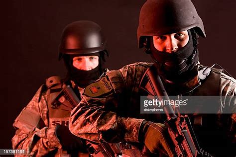 Swat Team In Action Fotografías E Imágenes De Stock Getty Images